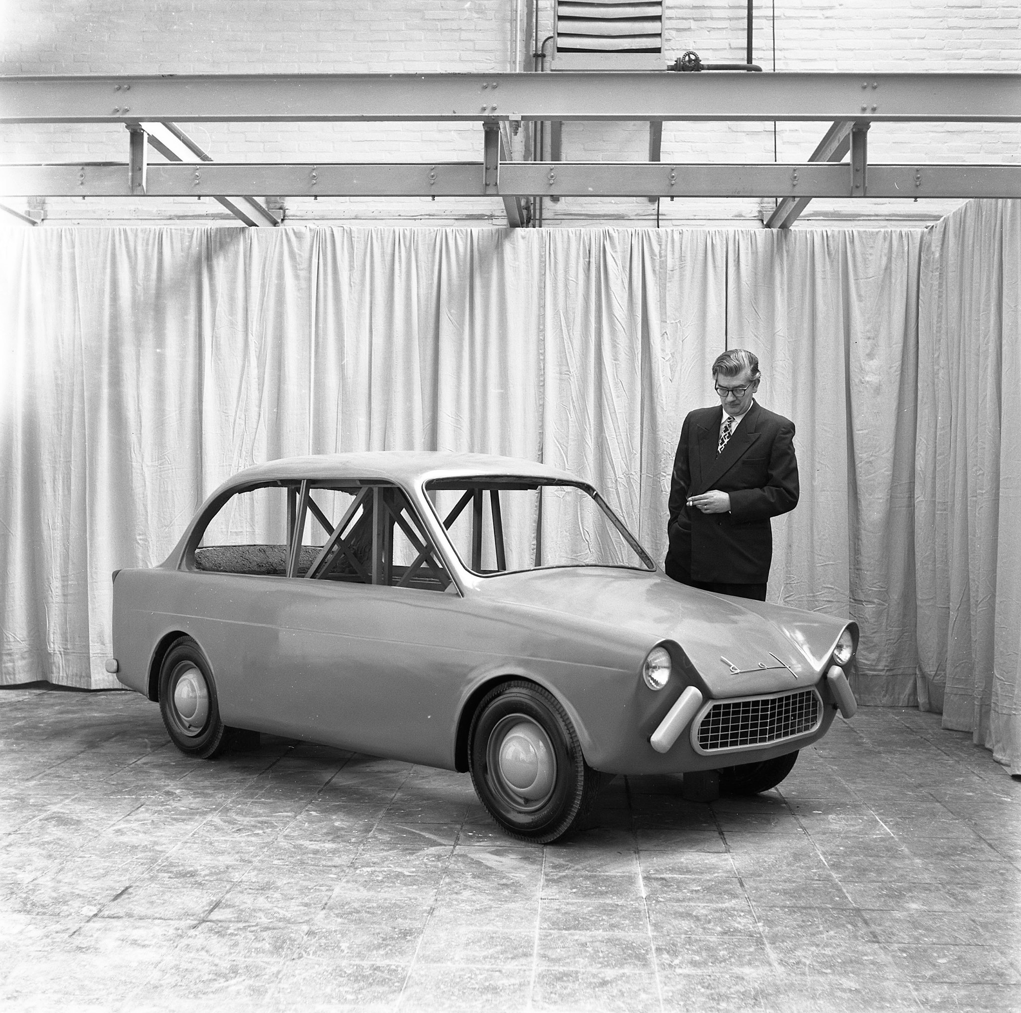 Vroege Daf 600 'mockup' met ontwerper Willem van den Brink