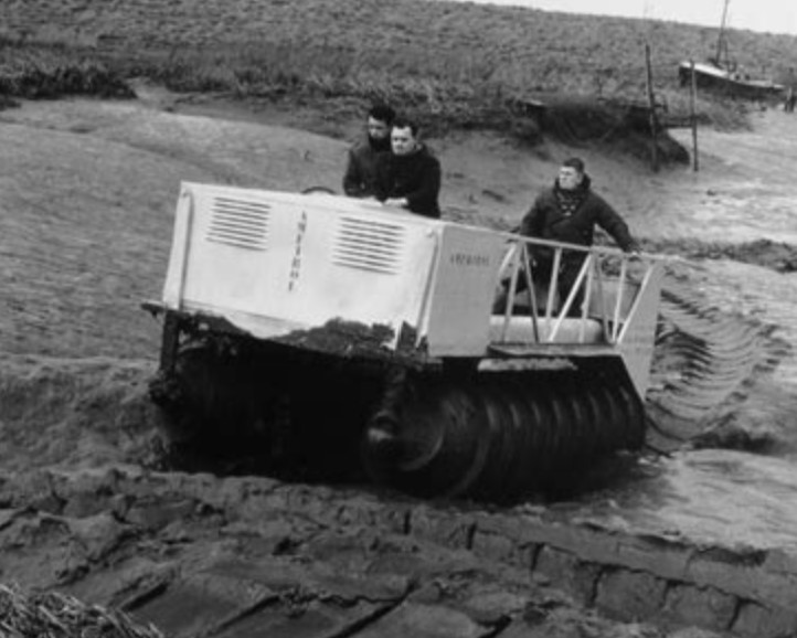 Amphirol door J.J. de Bakker (1966) - Voor- en zijaanzicht