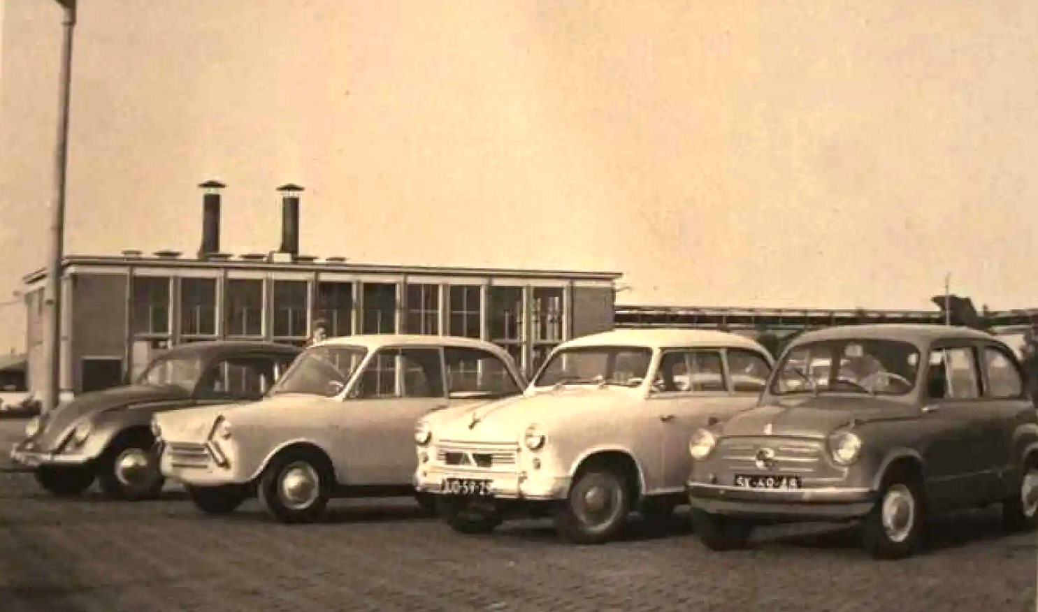 Vroeg Daf 600 prototype naast een VW Kever, Lloyd en Fiat 600