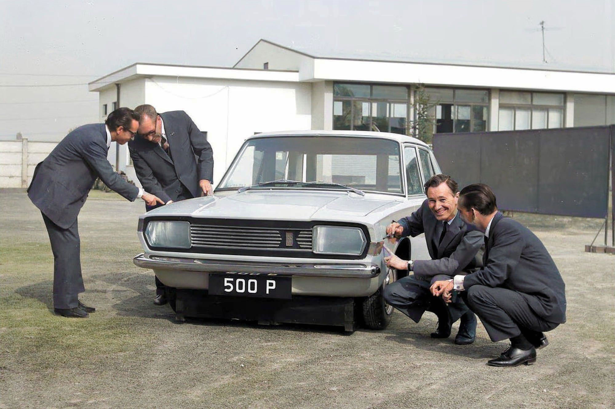 Het ontwerpteam bij een vroeg Daf 500 P prototype met afwijkende grille, imitatie koplampen en lage richtingaanwijzers