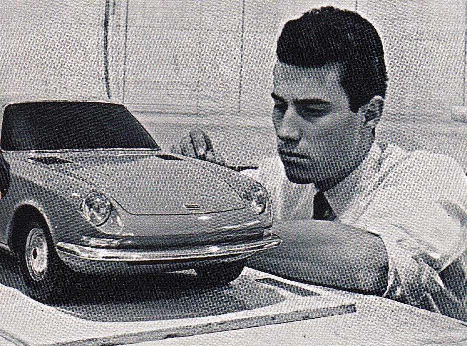 Ontwerper van de Daf B-body: Giovanni Michelotti aan het werk met een schaalmodel / ontwerp van de Daf P40 GT